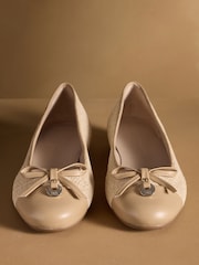 لون طبيعي - حذاء بمب باليه أنيق من Russell & Bromley - صورة 3 من 7