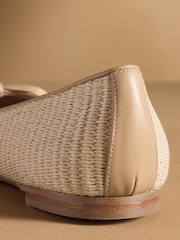 لون طبيعي - حذاء بمب باليه أنيق من Russell & Bromley - صورة 6 من 7