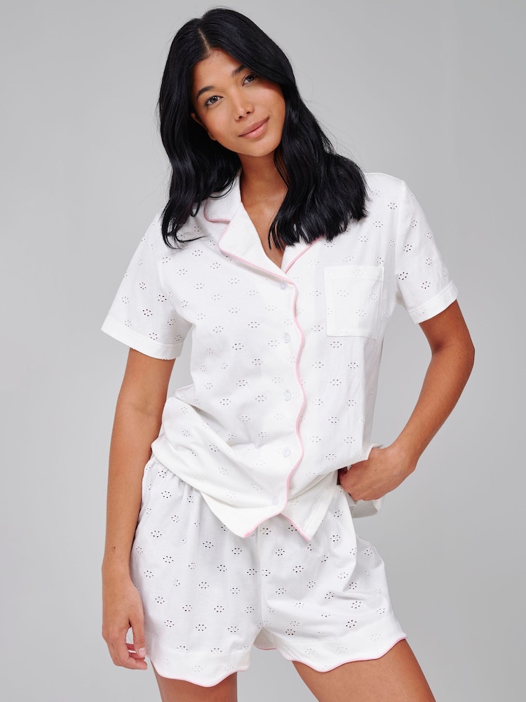 Loungeable Broiderie Contrast Wave Short Sleeve Shirt And Shorts Button Through Pyjama Set - Bild 1 von 5 Loungeable Broiderie Contrast Wave Short Sleeve Shirt And Shorts Button Through Pyjama Set - Bild 1 von 5
