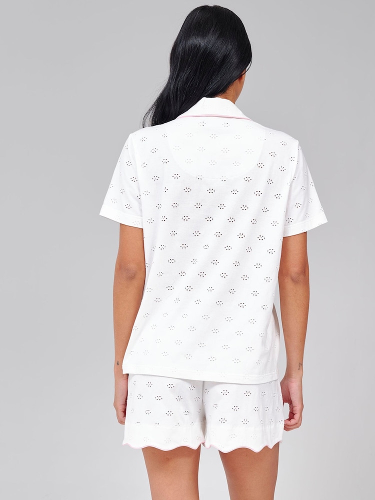 Loungeable Broiderie Contrast Wave Short Sleeve Shirt And Shorts Button Through Pyjama Set - Bild 2 von 5 Loungeable Broiderie Contrast Wave Short Sleeve Shirt And Shorts Button Through Pyjama Set - Bild 2 von 5