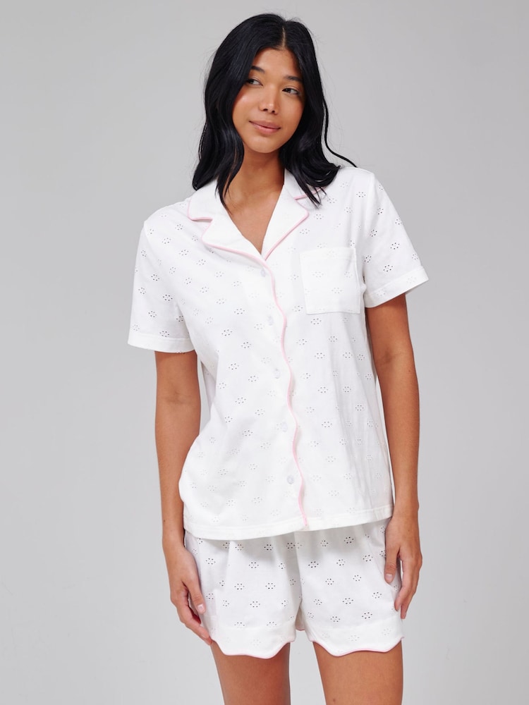 Loungeable Broiderie Contrast Wave Short Sleeve Shirt And Shorts Button Through Pyjama Set - Bild 5 von 5 Loungeable Broiderie Contrast Wave Short Sleeve Shirt And Shorts Button Through Pyjama Set - Bild 5 von 5