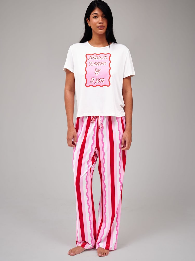 Loungeable Please Leave By 9pm T-shirt And Striped Trousers Pyjama Set - Bild 1 von 5 Loungeable Please Leave By 9pm T-shirt And Striped Trousers Pyjama Set - Bild 1 von 5