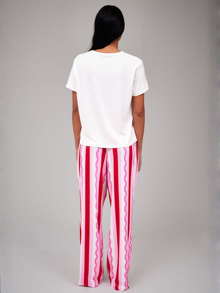 Loungeable Please Leave By 9pm T-shirt And Striped Trousers Pyjama Set - Bild 2 von 5 Loungeable Please Leave By 9pm T-shirt And Striped Trousers Pyjama Set - Bild 2 von 5