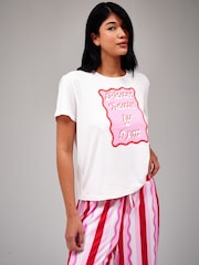 Loungeable Please Leave By 9pm T-shirt And Striped Trousers Pyjama Set - Bild 3 von 5