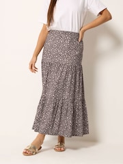 تنورة ماكسي بتصميم طبقات للأحجام الصغيرة من M&Co - Image 1 of 5