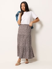 تنورة ماكسي بتصميم طبقات للأحجام الصغيرة من M&Co - Image 2 of 5