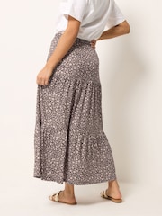 تنورة ماكسي بتصميم طبقات للأحجام الصغيرة من M&Co - Image 3 of 5