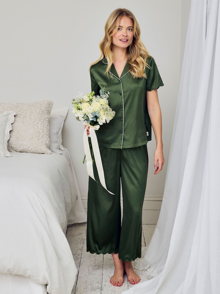 طقم بيجامة ستان طويلة بحواف مموّجة من Chelsea Peers - كاكي - صورة 1 من 5