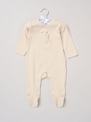 Hellbeige - Rock-A-Bye Baby Boutique Sleepsuit With Appliqué Bear With Cloud Pocket - Bild 1 von 3
