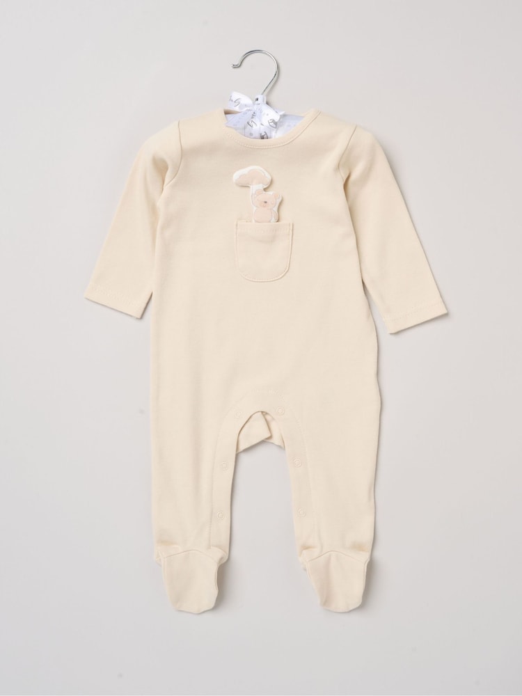 Hellbeige - Rock-A-Bye Baby Boutique Sleepsuit With Appliqué Bear With Cloud Pocket - Bild 1 von 3