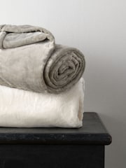 The Set 2 Pack Green/Cream Fleece Throws - Image 1 of 6