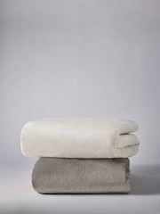 The Set 2 Pack Green/Cream Fleece Throws - Image 2 of 6