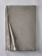The Set 2 Pack Green/Cream Fleece Throws - Image 3 of 6