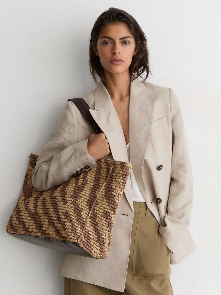 Bolso tote Reiss Rosie con estampado de cebra y efecto rafia. - Imagen 1 de 5