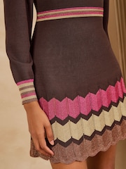Love & Roses Crew Neck Chevron Striped Knitted Mini Dress - Attēls 4 no 5
