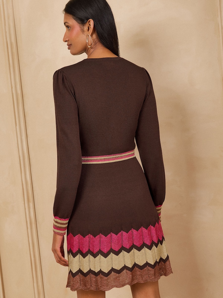 Love & Roses Crew Neck Chevron Striped Knitted Mini Dress - Attēls 5 no 5