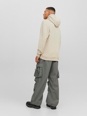 لون طبيعي - هودي سادة تلبيس مريح من JACK & JONES - صورة 2 من 7