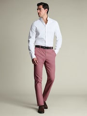 وردي - بنطلون تشينوز لا يحتاج للكي Ultimate من Charles Tyrwhitt - صورة 2 من 5