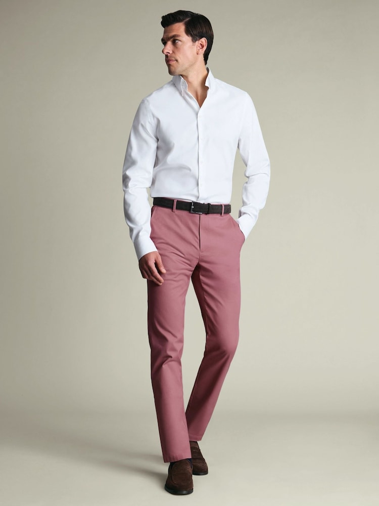 وردي - بنطلون تشينوز لا يحتاج للكي Ultimate من Charles Tyrwhitt - صورة 2 من 5