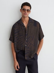 Reiss Navy/Brown Shindora Plissé Printed Cuban-Collar Shirt - Image 4 of 6