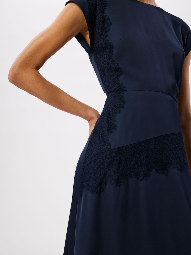 Φόρεμα με δαντέλα και σφυρίχτρες, ασύμμετρο - Εικόνα 4 από 4 Φόρεμα με δαντέλα και σφυρίχτρες, ασύμμετρο - Εικόνα 4 από 4