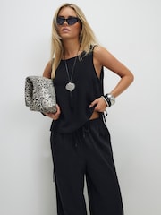 أسود - بنطلون بأرجل واسعة من مزيج الكتان للمقاسات الصغيرة من River Island - صورة 2 من 4