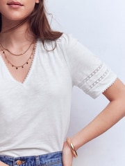 Boden Poppy Trim V-Neck T-Shirt - صورة 2 من 5