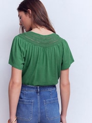 أخضر - Boden Edi Trim Detail T-Shirt - صورة 3 من 5