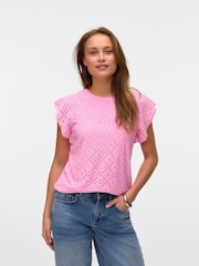 ורוד - VERO MODA Frill Sleeve Broderie Top - תמונה 2 מתוך 5