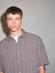 Hnědá - EDIT Short Sleeve Seersucker Stripe Shirt - Obrázek 1 z 7