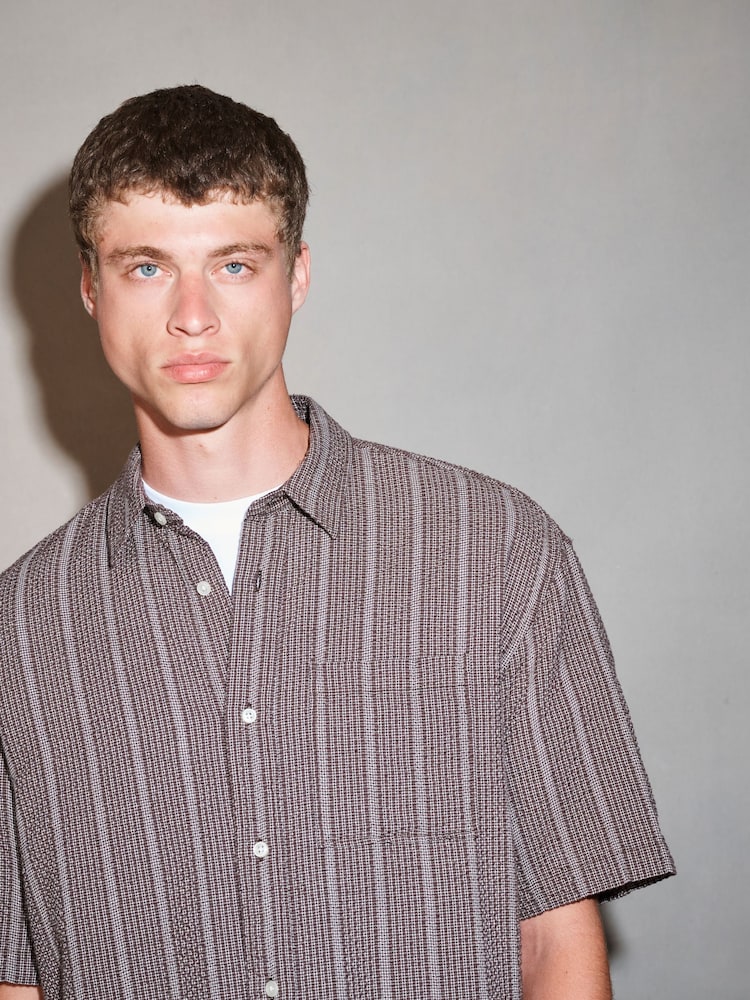 Hnědá - EDIT Short Sleeve Seersucker Stripe Shirt - Obrázek 1 z 7