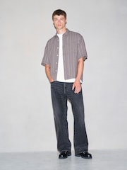Hnědá - EDIT Short Sleeve Seersucker Stripe Shirt - Obrázek 2 z 7