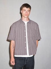 Hnědá - EDIT Short Sleeve Seersucker Stripe Shirt - Obrázek 4 z 7
