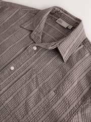 Hnědá - EDIT Short Sleeve Seersucker Stripe Shirt - Obrázek 6 z 7