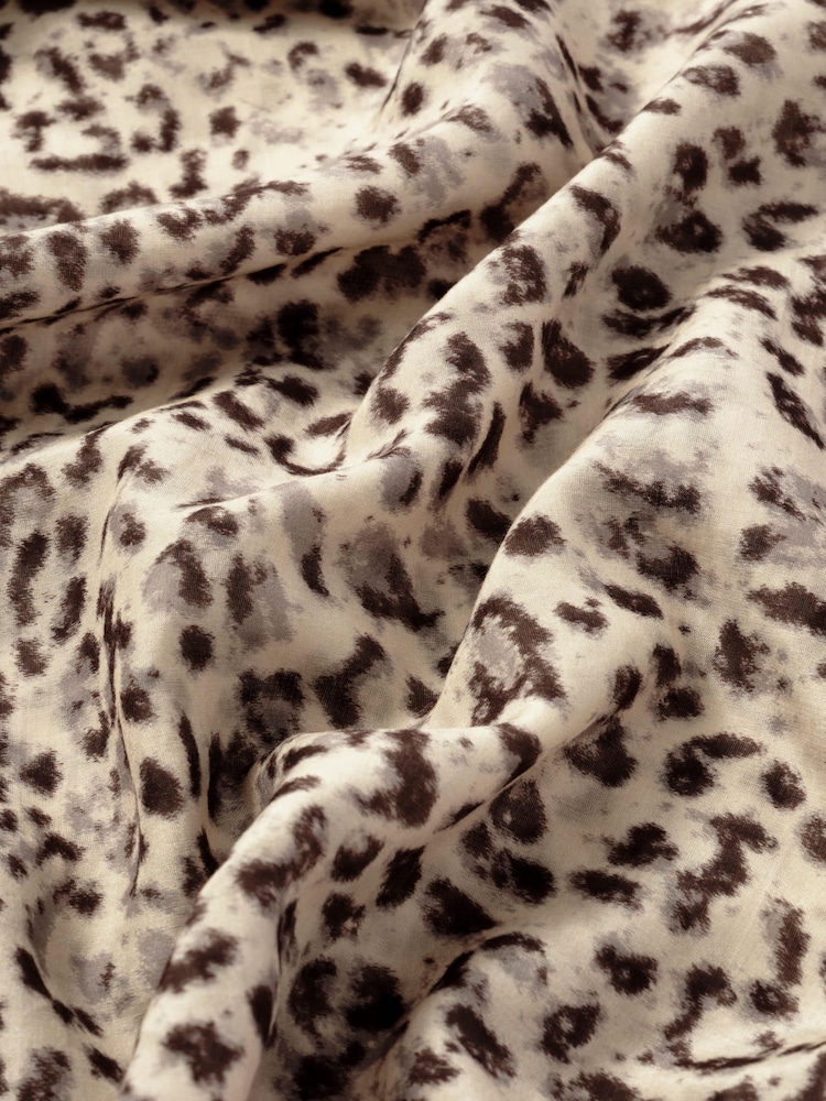Mint Velvet Allison Leopard Print Neck Scarf - Bild 4 von 4