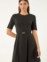 فستان ضيّق من أعلى وانسيابي من أسفل مع حزام من Roman - Image 2 of 5