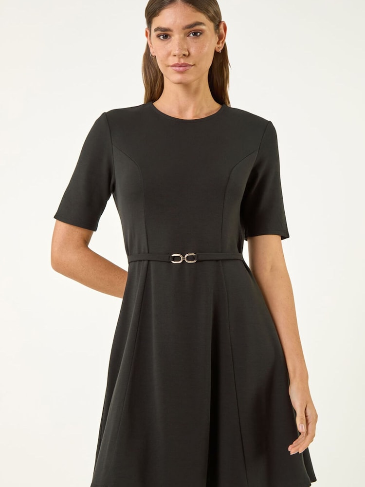 فستان ضيّق من أعلى وانسيابي من أسفل مع حزام من Roman - Image 2 of 5