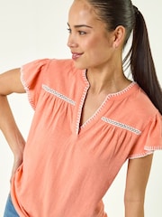 Roman חולצה עם צווארון וי ועיטור תפרים למידות קטנות - תמונה 1 מתוך 5