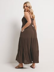 بني - فستان ماكسي مجمع مقاس كبير من Yours - Image 3 of 5