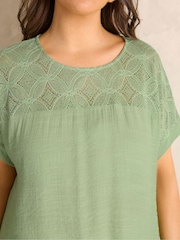 أخضر - Evans Lace Detail Short Sleeve Top - Image 4 of 5