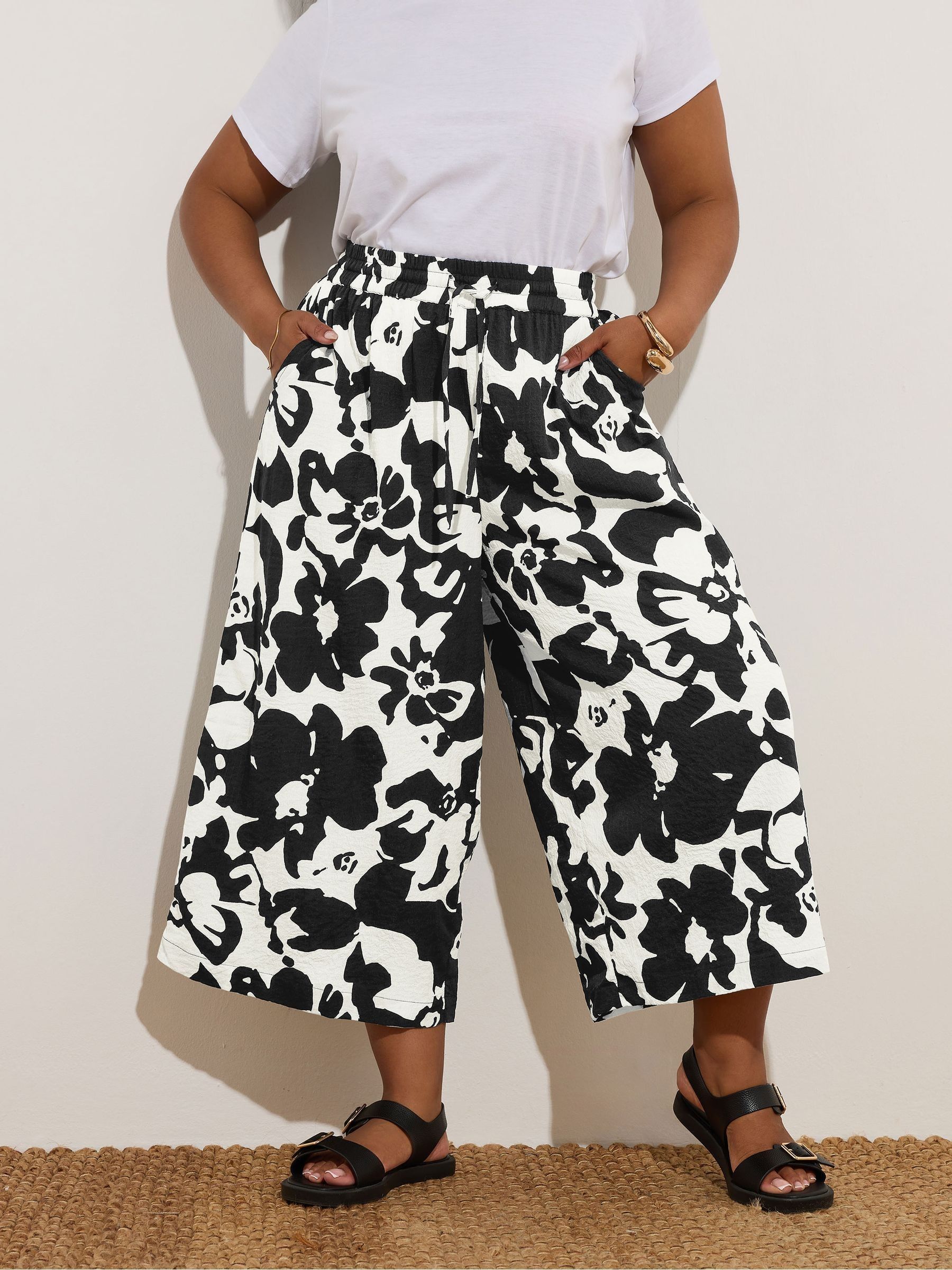 Yours Curve Women's Black Textured Floral Print Midaxi Culotte Trousers - Image 3