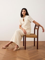 Mint Velvet חולצת קרושה מסיב כותנה בעיטור פייטים ופרח - תמונה 2 מתוך 8