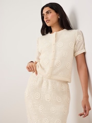 Mint Velvet חולצת קרושה מסיב כותנה בעיטור פייטים ופרח - תמונה 4 מתוך 8