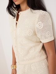 Mint Velvet חולצת קרושה מסיב כותנה בעיטור פייטים ופרח - תמונה 6 מתוך 8