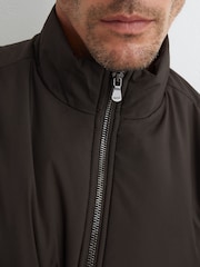 Dunkelbraun - Reiss Axel Technical Padded Zip-Through Gilet - Bild 3 von 6
