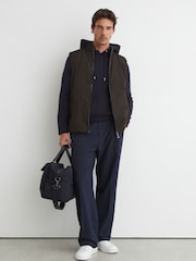 Dunkelbraun - Reiss Axel Technical Padded Zip-Through Gilet - Bild 4 von 6