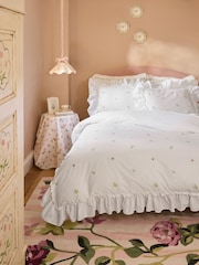 طقم من غطاء لحاف وكيس وسادة قطن 100% مطرز بكشكشة من Cath Kidston - صورة 2 من 5