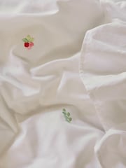 طقم من غطاء لحاف وكيس وسادة قطن 100% مطرز بكشكشة من Cath Kidston - صورة 4 من 5
