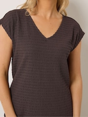 חום - Long Tall Sally חולצת טי עם מרקם בועות בשרוולים - תמונה 4 מתוך 5