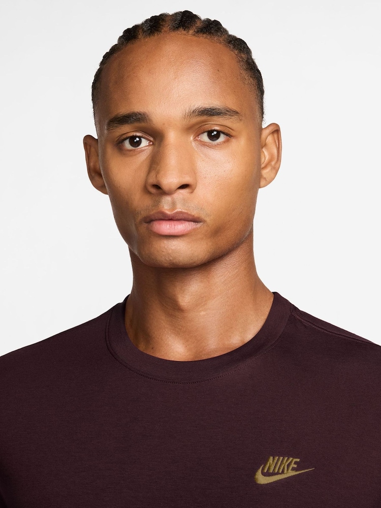 Nike Burgundy Crush Short Sleeve Club T-Shirt - Image 3 of 3 Nike Burgundy Crush Short Sleeve Club T-Shirt - Image 3 of 3